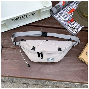 Dettaglio borsa a tracolla grigio chiaro per bambini con cordino elastico bianco e fibbia