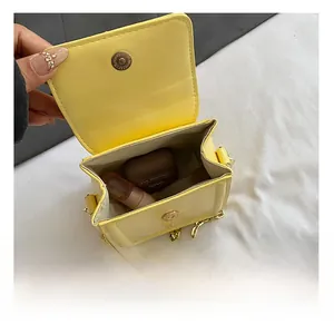 Détail de la capacité intérieure du sac bandoulière en cuir PU jaune avec chaîne