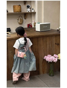 Rosa Mini-Umhängetasche für kleine Mädchen mit Puppenanhänger und Denim-Outfit