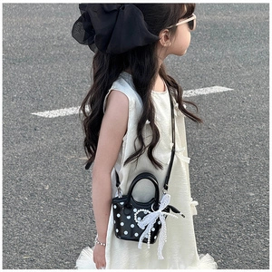 Détail du mini sac noir à pois pour filles avec nœud en dentelle et perles