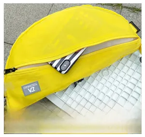 Détail de la poche avant zippée du sac banane jaune et de sa capacité interne