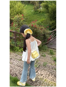Vue détaillée d'un sac brique de lait et d'un chouchou à carreaux en extérieur