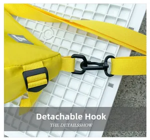 Gros plan du sac jaune pour enfant montrant le crochet détachable en plastique noir
