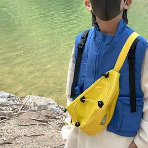 Marsupio sportivo giallo per bambini con dettaglio coulisse per attività all'aperto