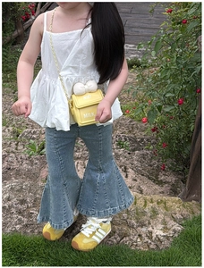 Jean évasé en denim pour fille avec petit sac jaune à nœud en décor de plein air