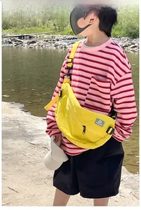 Détail du sac bandoulière enfant en toile jaune avec fermeture éclair noire robuste