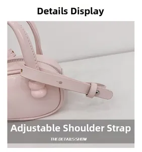 Vue détaillée du sac bowling rose pour fille montrant la boucle métallique réglable