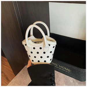 Détail du mini sac à main blanc à pois noirs avec doubles poignées pour filles