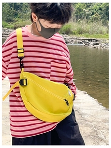 Photo en extérieur du sac bandoulière jaune en demi-lune avec sangle pour enfant