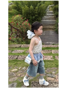 Détail du sac bandoulière argenté pour fille avec texte MILK et accessoire en dentelle