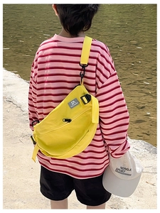 Détail du sac bandoulière jaune en toile pour garçons avec sangle et casquette sport