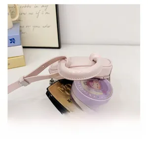 Capacité interne du mini sac à bandoulière rose montrant les détails de rangement