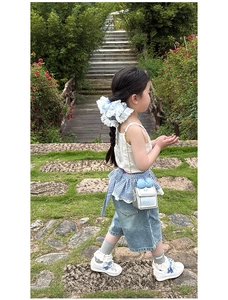 Tenue d'été pour fille avec haut à carreaux bleus et sac à bandoulière argenté