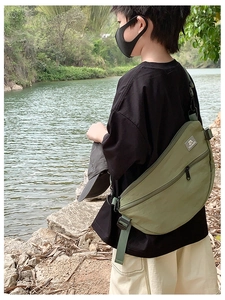 Sac bandoulière demi-lune vert olive pour enfants avec sangle réglable et logo