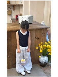 Détail du sac carton de lait lavande pour filles avec nœud jaune et chaîne dorée