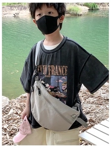 Sac bandoulière enfant en nylon gris clair avec sangle réglable et fermeture éclair