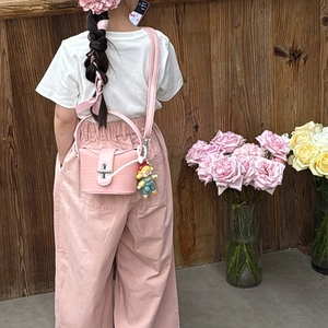 Rosa gewebte Mini-Handtasche für Mädchen mit Clown-Anhänger und Silberverschluss
