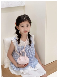 Mini sac bowling rose en cuir verni brillant pour fille avec bandoulière réglable