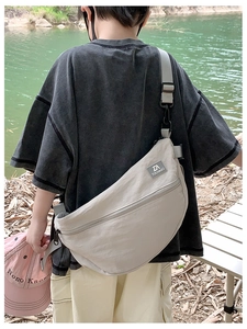 Sac bandoulière gris en demi-lune pour enfant avec bandoulière réglable en extérieur