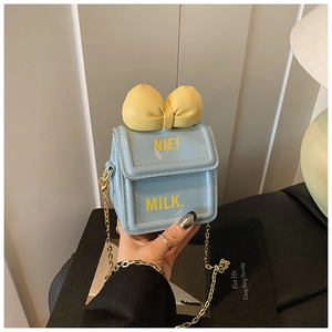 Détail du sac bandoulière bleu clair pour filles avec nœud jaune et chaîne dorée