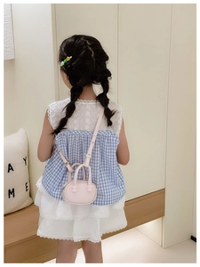 Mini sac bandoulière rose pour filles assorti à une robe en dentelle pour enfants