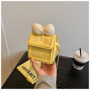 Détail du sac à bandoulière boîte de lait jaune pour filles avec nœud et chaîne