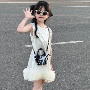 Fille en robe en tulle blanc avec sac à main noir à pois et perles dans la rue