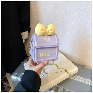 Détail d'un sac bandoulière violet en forme de brique de lait avec nœud jaune