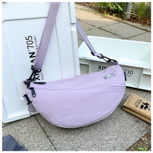 Détail du sac bandoulière demi-lune en nylon lavande avec double fermeture éclair