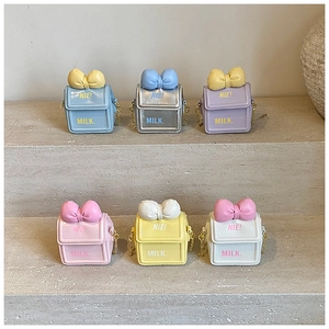 Détails des mini sacs bandoulière avec nœuds et chaînes métalliques en six couleurs