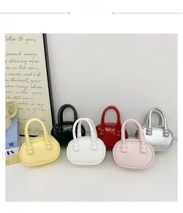 Sacs bowling pour filles en plusieurs couleurs avec finition brillante et anses sphériques