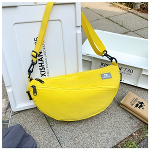 Détail du sac bandoulière demi-lune jaune vif avec fermeture éclair et logo ZA TOCHABO