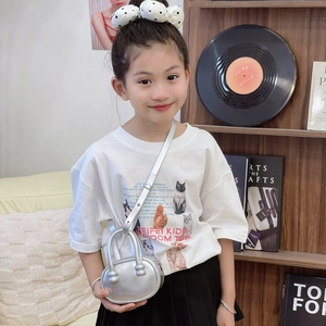 Sac bowling argenté pour filles avec doubles poignées et bandoulière dans un décor cosy