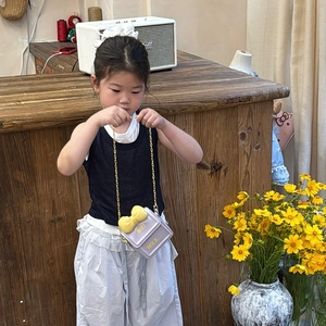 Charmant sac bandoulière lilas pour filles avec un nœud jaune et chaîne dorée