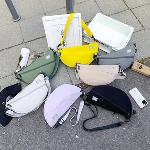 Sac Bandoulière Enfant Tissu Composite Grande Capacité Forme Demi-Lune Sac À Épaule Voyage Extérieur Décontracté Tendance
