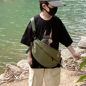 Sac bandoulière demi-lune vert olive en nylon pour garçons et enfants en plein air