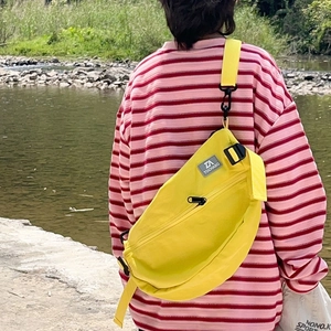 Sac bandoulière jaune pour garçon avec sangle réglable et étiquette de marque en plein air