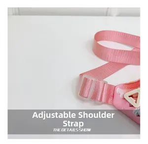 Détail d'une bandoulière rose réglable en nylon avec boucle plastique pour sac enfant
