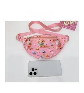 Sac bandoulière rose enfant avec motifs de chiens à côté d'un smartphone pour la taille