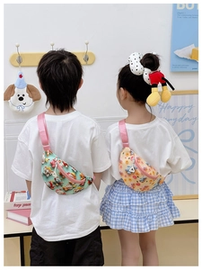 Détail de sacs banane mignons pour enfants en vert menthe et jaune avec sangles roses