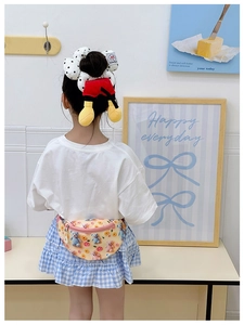 Détail du sac banane en toile jaune avec imprimés oursons et fleurs pour enfants
