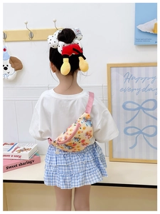 Détail de la sangle rose et de l'imprimé ours sur le sac banane en toile pour enfants