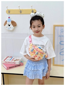 Détail du sac de poitrine jaune pour enfants avec fleurs et oursons en peluche