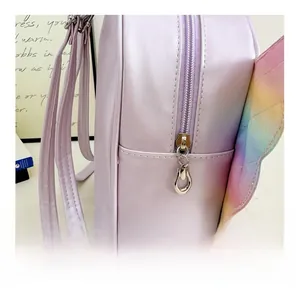 Dettaglio della pelle viola iridescente e decorazione ad ala sfumata arcobaleno