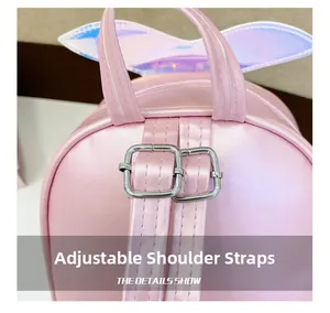 Détail du sac à dos rose à paillettes montrant les bretelles réglables avec boucles en métal
