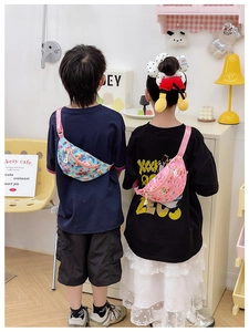 Détail du sac bandoulière enfant avec imprimé souris mignon et sangle rose ajustable