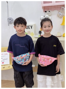 Détail de sacoches bananes enfants avec imprimés mignons et sangles réglables pour petits