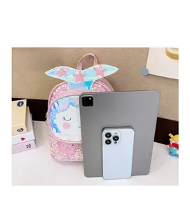 Sac à dos sirène rose à paillettes pour enfants avec comparaison de taille par tablette