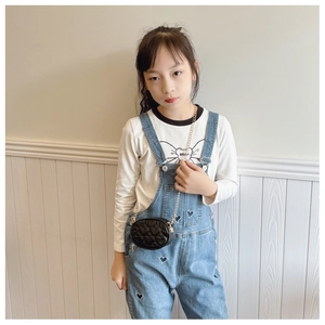 Mini borsa a cuore per bambina con catena dorata e dettagli ricamati su denim