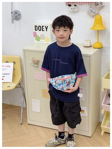 Détail du sac de poitrine bleu clair pour enfants avec ours colorés et fermeture rose